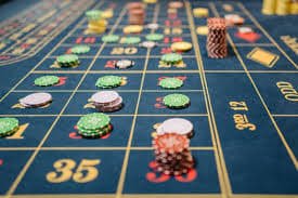 Dealer live casino profesional memandu permainan secara langsung